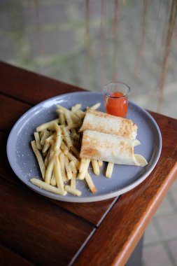 Sebze ve soslu kızarmış tavuk.