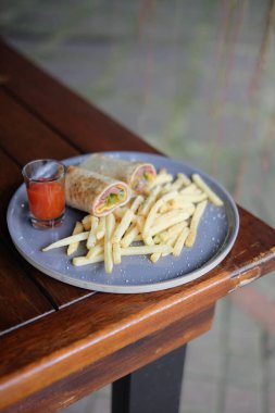 Ketçaplı patates kızartması.