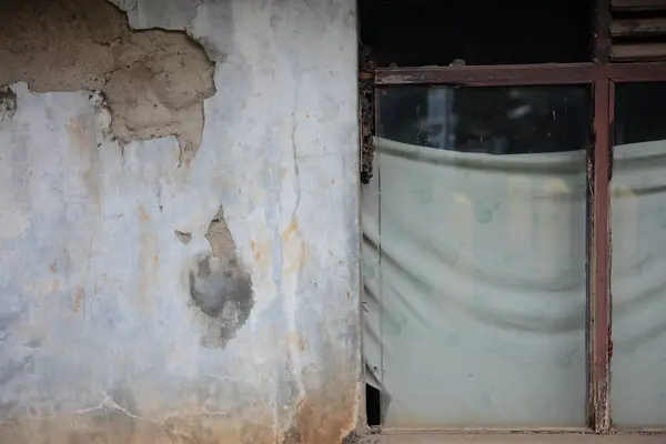 Şehirdeki eski pencere