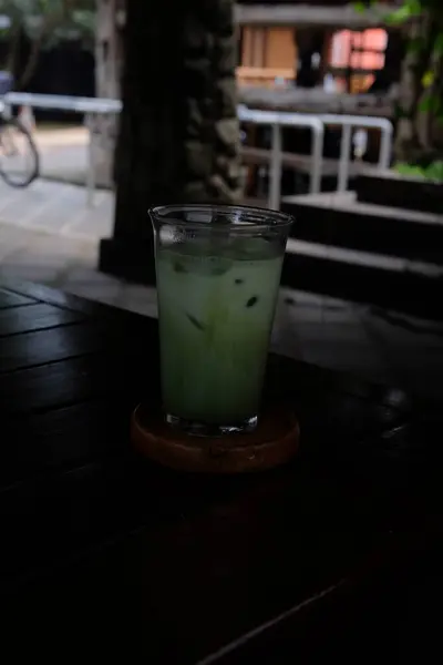 Tahta bir masada, camda dondurma.