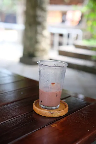 Sütlü ve dondurmalı buzlu kahve. depo fotoğrafı