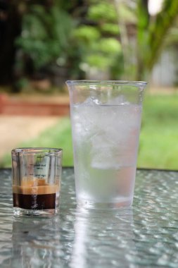 Masanın üzerinde cam içinde dondurma.