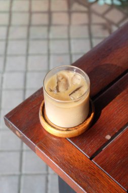 Kahve dükkanındaki masada bir bardak buzlu kahve..