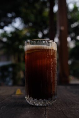 Kahve fincanı ahşap masada.