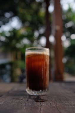 Buzlu çay, cam bardakta masada.