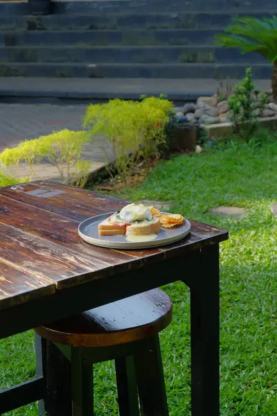 Bir bardak kahve ve bir bardak suyla bir masanın dikey görüntüsü.