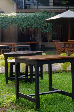 Bahçe boş ahşap tablo