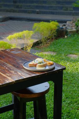 Kahve çekirdekli kahve masası ve ahşap masada kahve çekirdeği.