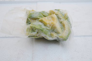 Pişirmek için taze yeşil lahana