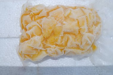 Çiğ tavuk göğsü plastik torbada..