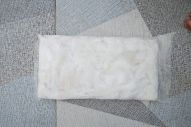 Tahta arka planda beyaz pamuk torbaları