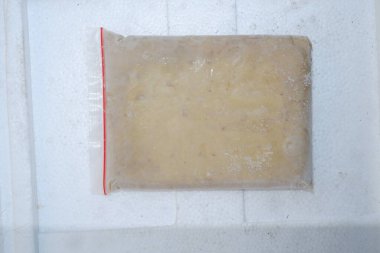 Beyaz arkaplanı olan plastik bir kap