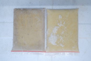 Plastik süt torbasının en üst görüntüsü.