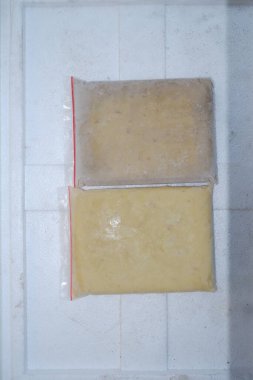 Masanın üzerinde plastik sabun torbaları var. en üstteki görünüm