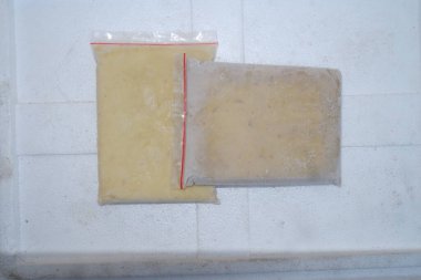 Yerde plastik torba var.