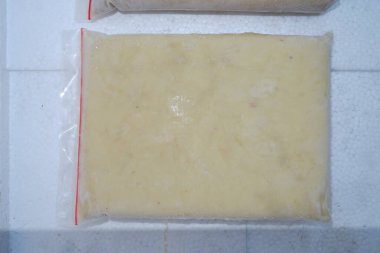 Peynir ve peynir masada.