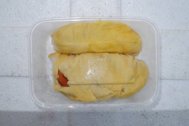 Beyaz arkaplanda taze sarı ve beyaz ananas