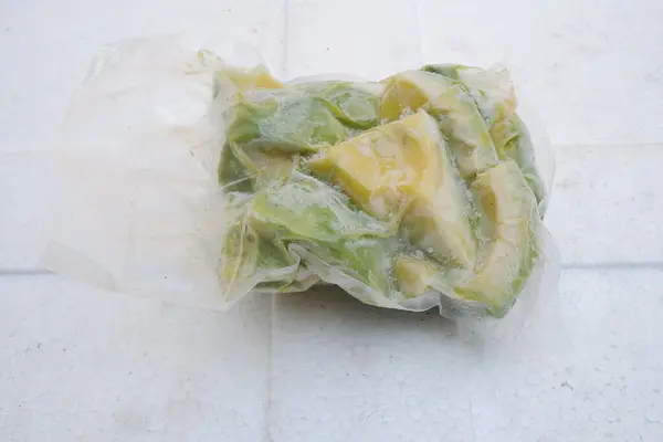 Plastik torbada taze lahana.