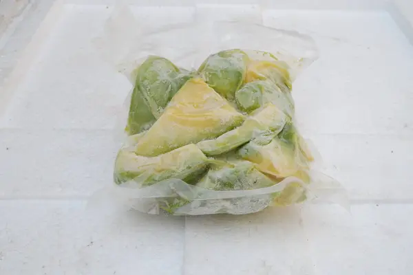 Mutfakta mermer zeminde yeşil lahana olan plastik torba.