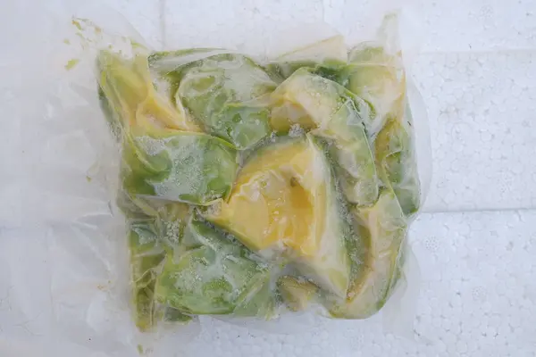 Plastik torbalarda taze yeşil lahana.