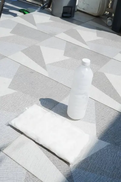 Masadaki temiz ve temiz plastik paspas..