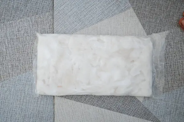 Tahta arka planda beyaz pamuk torbaları