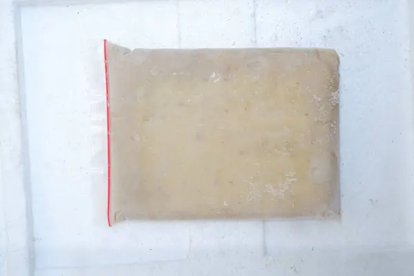 Plastik ve plastik kutulu.