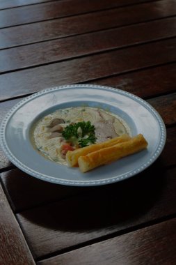 etli ve peynirli makarna