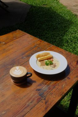 Bir fincan sıcak kahve ve kruvasan.