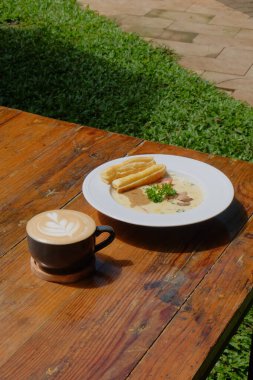 Tahta masada bir fincan kahve.