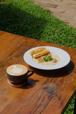 Sütlü kahve ve kahve fincanı.