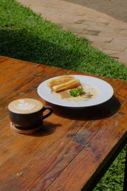 kahve fincanı ve kahve masada.