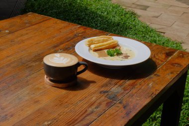 Bir fincan sıcak kahve ve lezzetli bir kahvaltı..