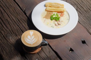 Tavuk ve mantarlı çorba.