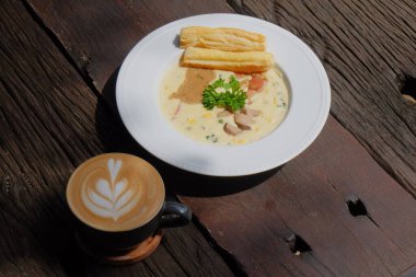 Süt ve buzlu sıcak kahve.