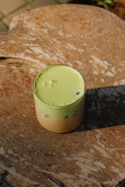 Bir kase taze yeşil smoothie 'yi kapat.