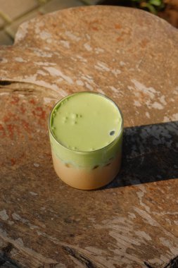 yeşil çay ve krema bir masada cam kavanozda
