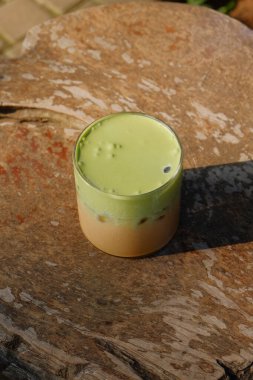 Lezzetli bir kibrit yeşil kahvenin dikey çekimi.