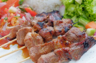 Baharatlı ve sebzeli ızgara et.