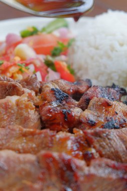 Sebze ve soslu kızarmış domuz eti.