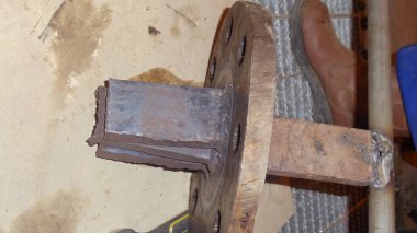 Paslı endüstriyel boruların metal desteklerle kapatılması, ciddi aşınma ve aşınma, yaşlanma, bakım ve altyapıdaki potansiyel bozulmayı gösteriyor..