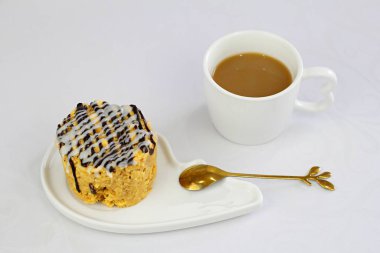 Kaşık ve bir fincan kahveyle bir parça kek. yüksek kaliteli fotoğraf