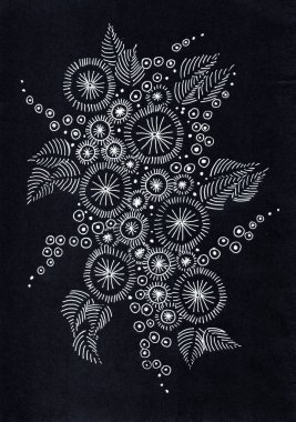 Soyut botanik tarzında zarif siyah beyaz bir süs. Siyah arkaplandaki beyaz çizgiler aynı anda hem çiçekleri hem de yaprakları anımsatan karmaşık bir kompozisyon oluşturuyor.. 