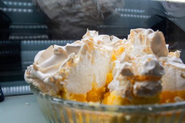 Limonlu turtayla dolu bir cam kase. Tatlı bölümler halinde kesilmiş, sarı ve beyaz bir dolgu ortaya çıkıyor.