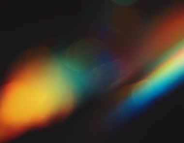 Bulanık renkli sıcak gökkuşağı ışığı toz dokusuyla siyah arkaplanda sızar