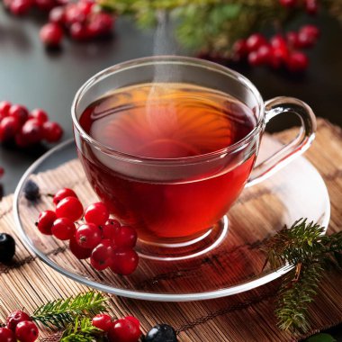 Yanında böğürtlen olan bir fincan çay