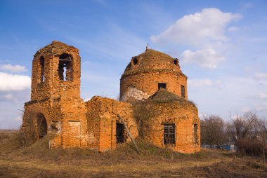 Mezarlıkla yıkılmış eski kilise.