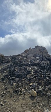Dağlardaki bir ateş yığınının dikey görüntüsü.