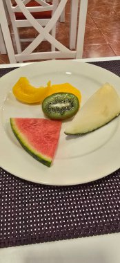 Bir tabakta taze meyve ve sebze.