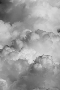 Siyah ve beyaz görünümlü yağmur taşıyormuş gibi görünen gri bulutlar.